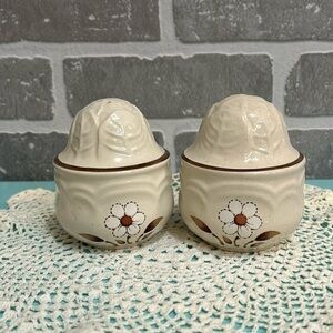 Vintage 1980s Stoneware Daisy Large Salt &‎ Pepper Shakers